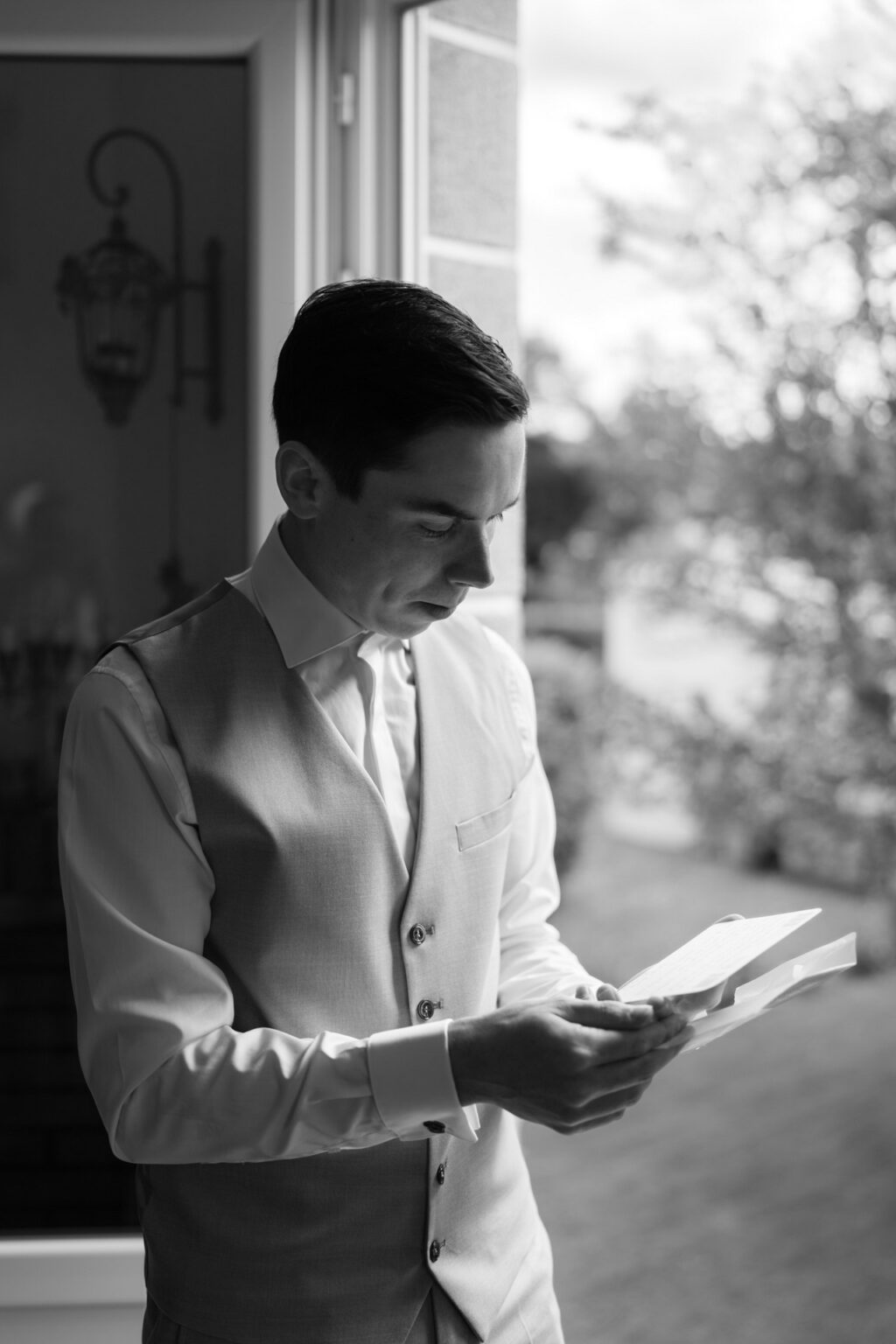 Marié qui lit la lettre de sa future femme