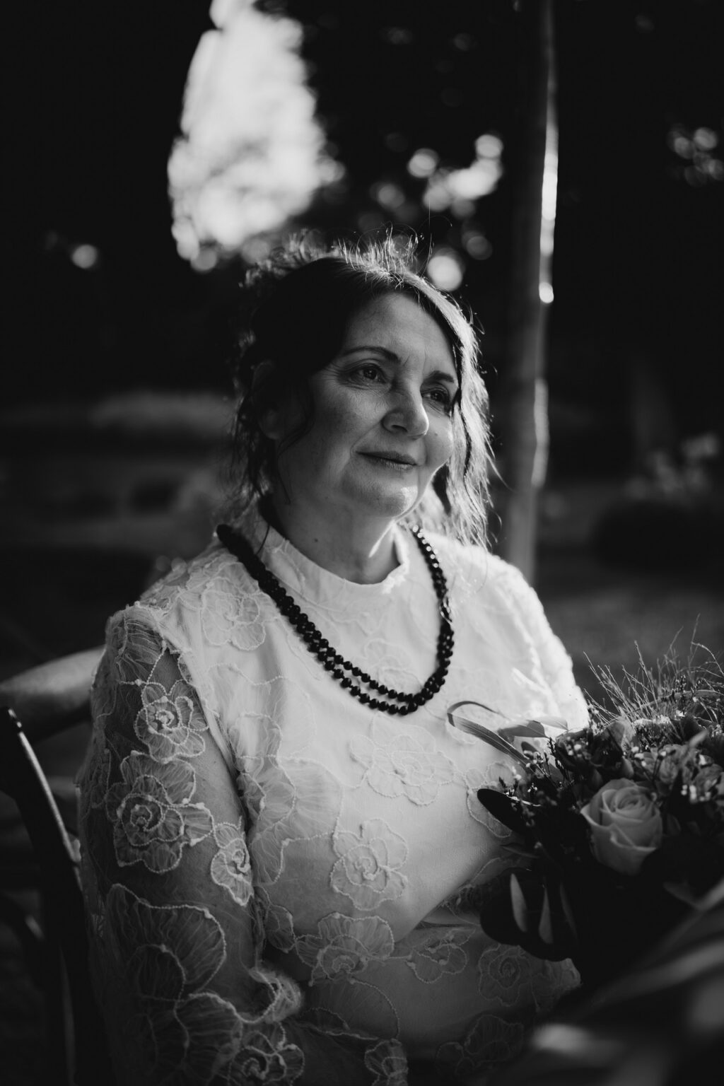 Mariée qui regarde son mari