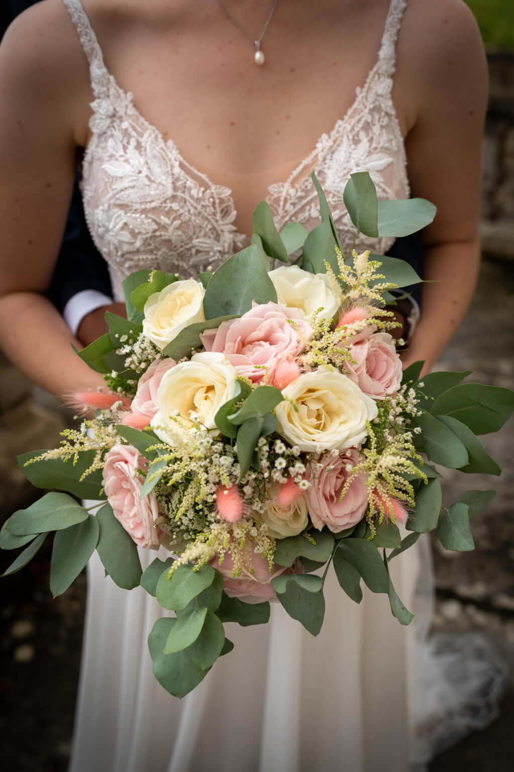 Mariée qui montre son bouquet