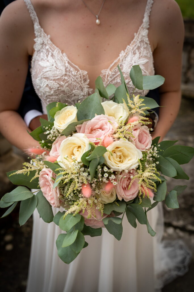 Mariée qui montre son bouquet
