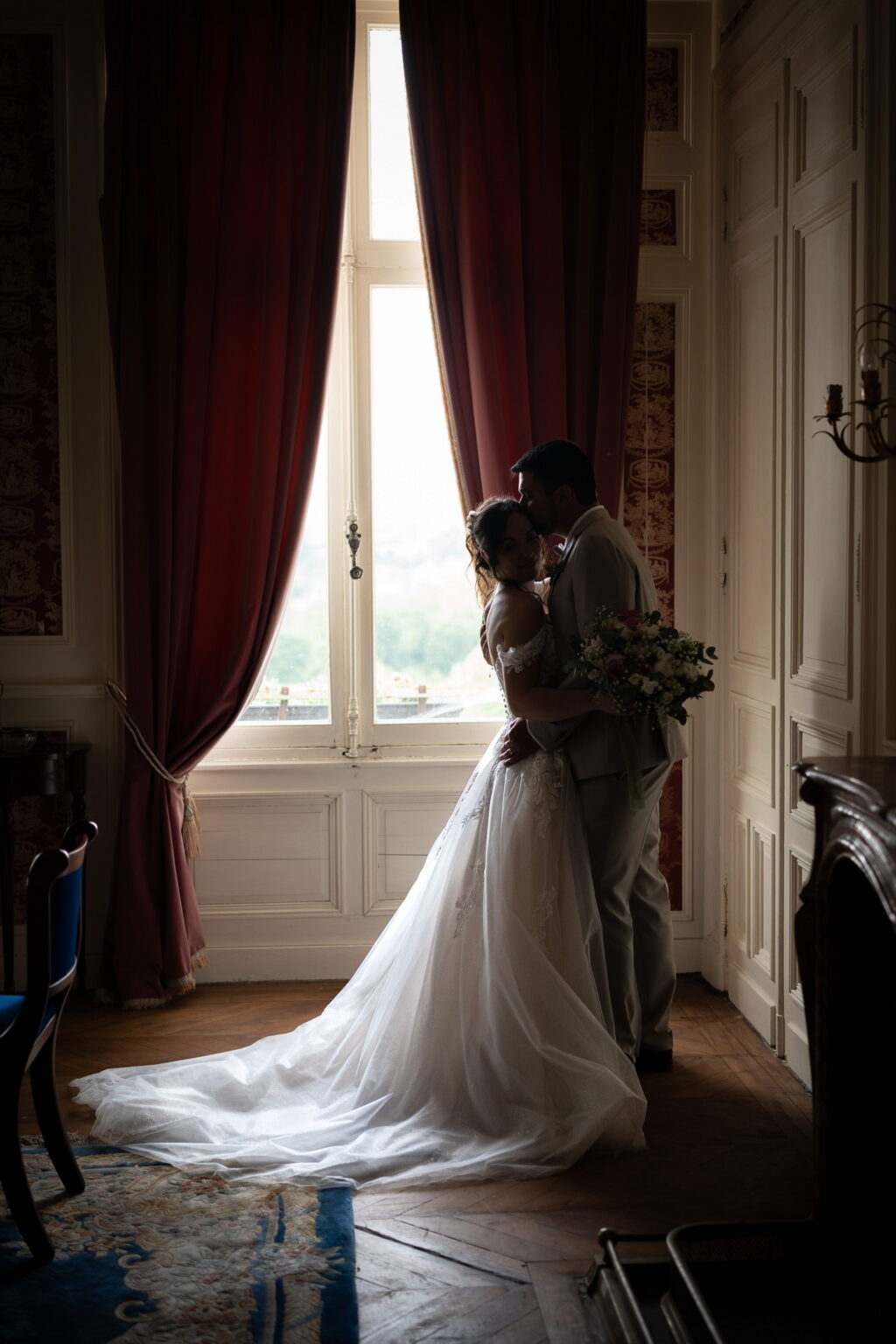 Mariés qui s'embrasse dans le château