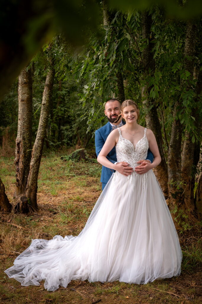 Cœur avec les mains sur la robe de la mariée