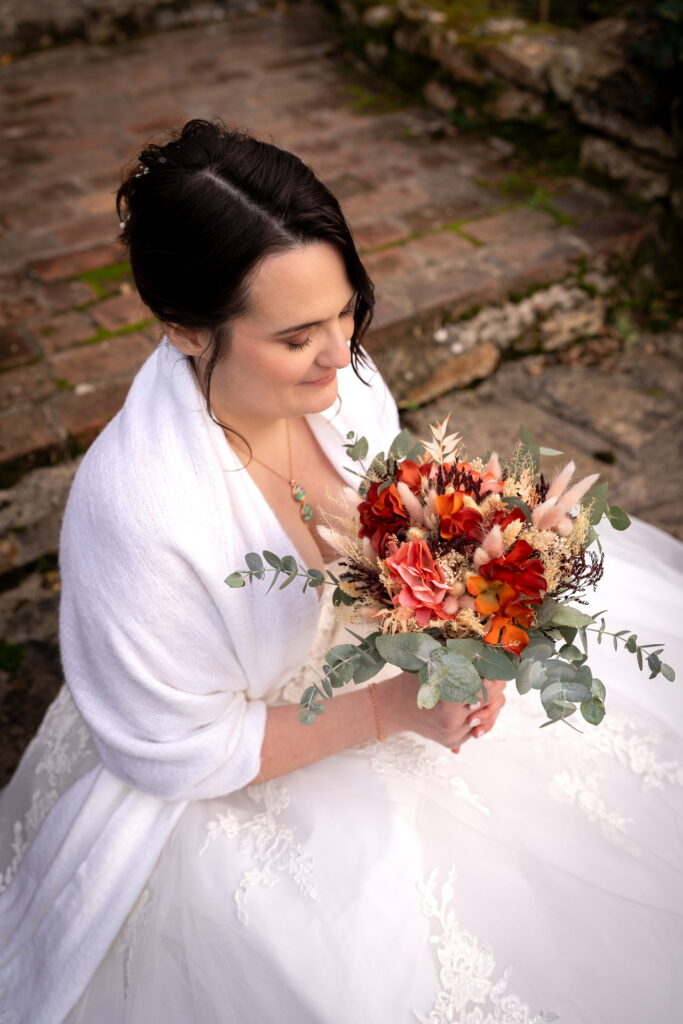 Mariée qui sent son bouquet