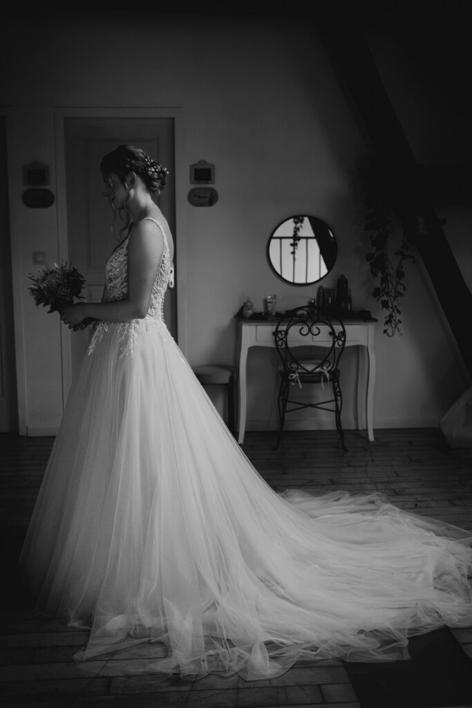 La mariée se prépare pour la cérémonie civile