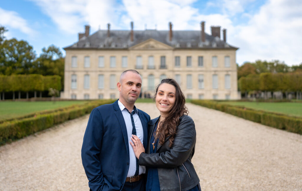 Couple au Domaine de Villarceaux pendant la séance d'engagement