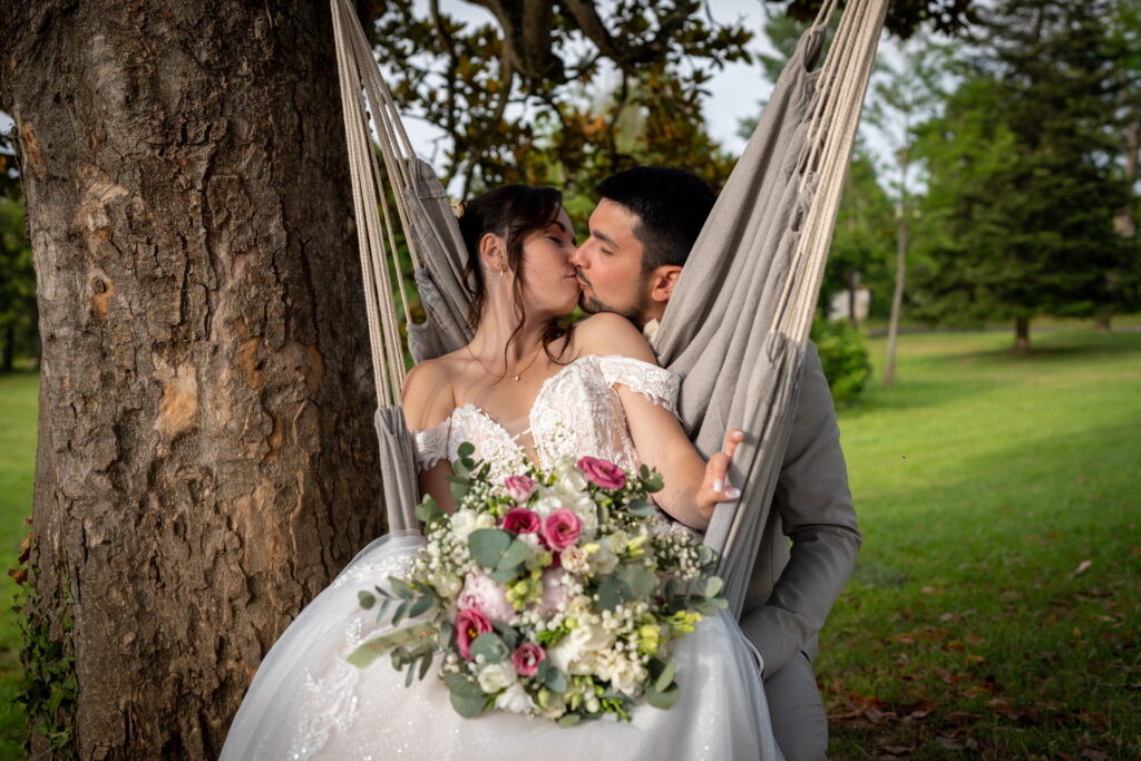 Séance photo de couple naturelle dans un cadre verdoyant et romantique