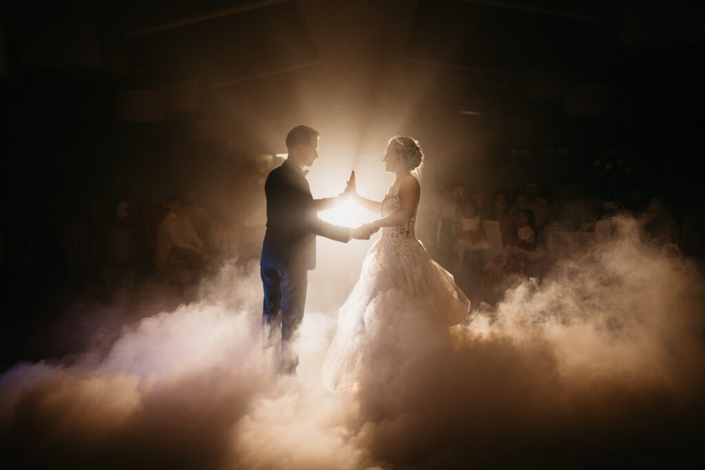 Ouverture de bal et ambiance festive en soirée de mariage