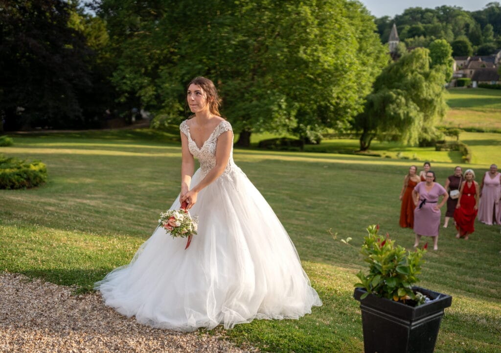 La mariée se prépare à lancer son bouquet au Château de Reilly