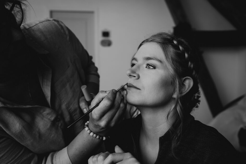 Préparatifs de la mariée avant le mariage, dans une ambiance intime et élégante