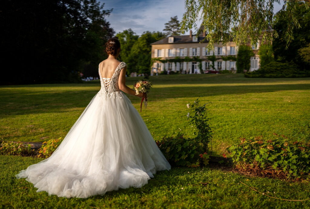Mariée remontant le parc en direction du Château de Reilly