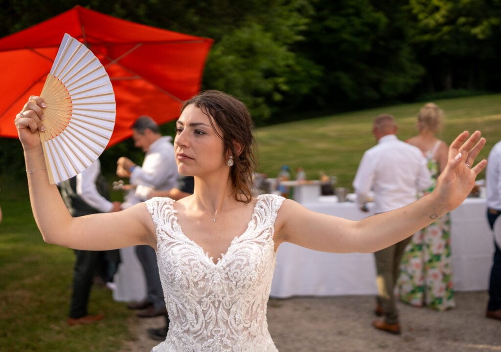 La mariée se fait du vent avec son éventail au Château de Reilly