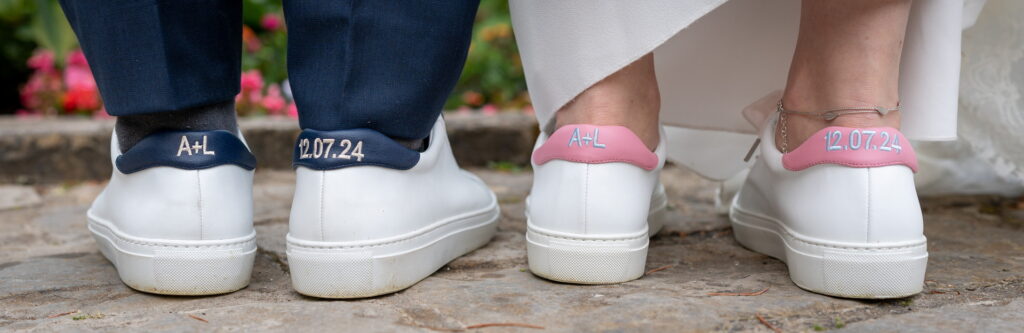 Chaussures des mariés avec leurs initiales au Domaine de la Butte Ronde