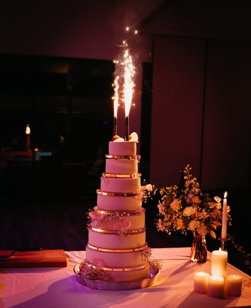 Gâteau de mariage mis en valeur pendant la soirée au Domaine de la Butte Ronde