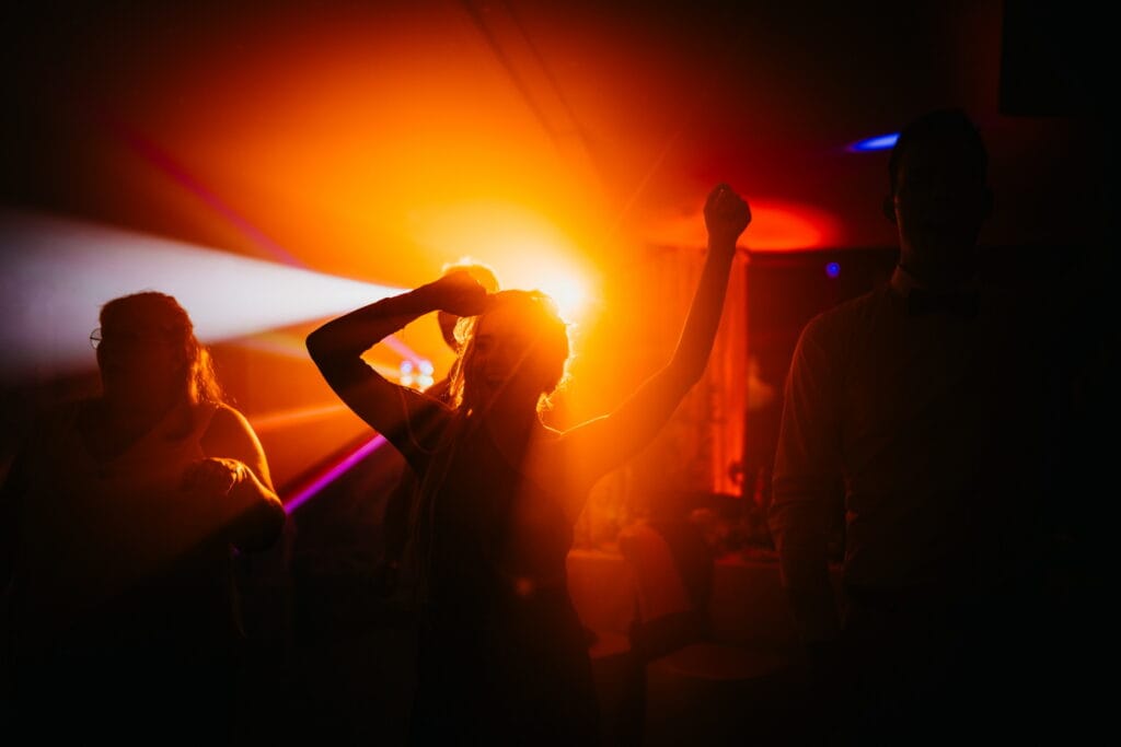 Une invitée en pleine danse pendant la soirée de mariage aux Domaines de Gaston