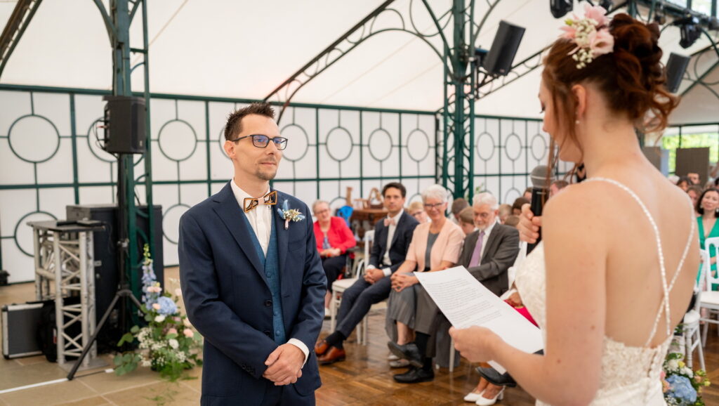 La mariée prend la parole pendant la cérémonie laïque, avec le marié qui écoute, au Domaine de la Butte Ronde