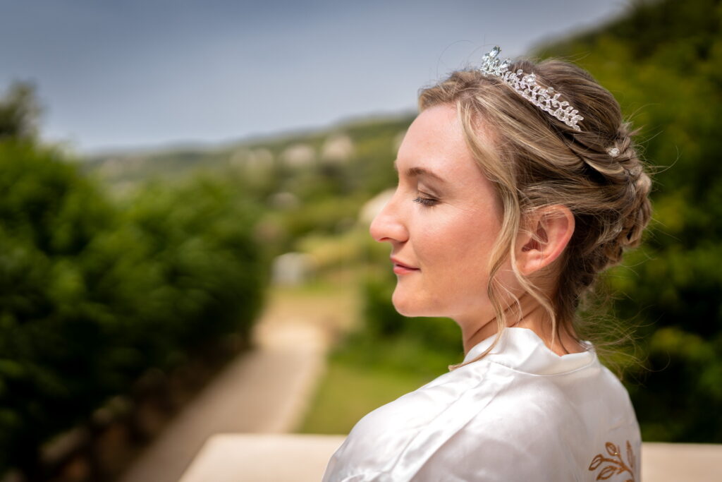 La mariée les yeux fermés profite du soleil aux Domaines de Gaston
