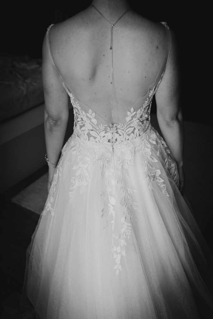 Vue de dos de la mariée dans sa robe en dentelle aux Domaines de Gaston