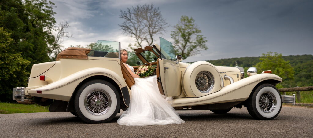 La mariée est dans sa voiture du mariage aux Domaines de Gaston