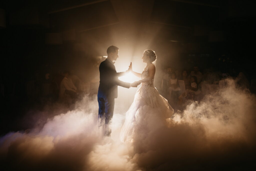 Les mariés ouvrent le bal avec de la fumée au sol aux Domaines de Gaston