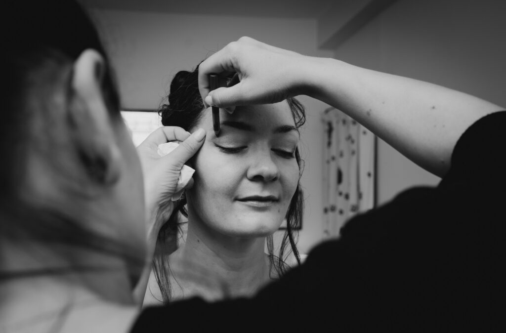 Préparatifs de la mariée, maquillage au Domaine de la Butte Ronde