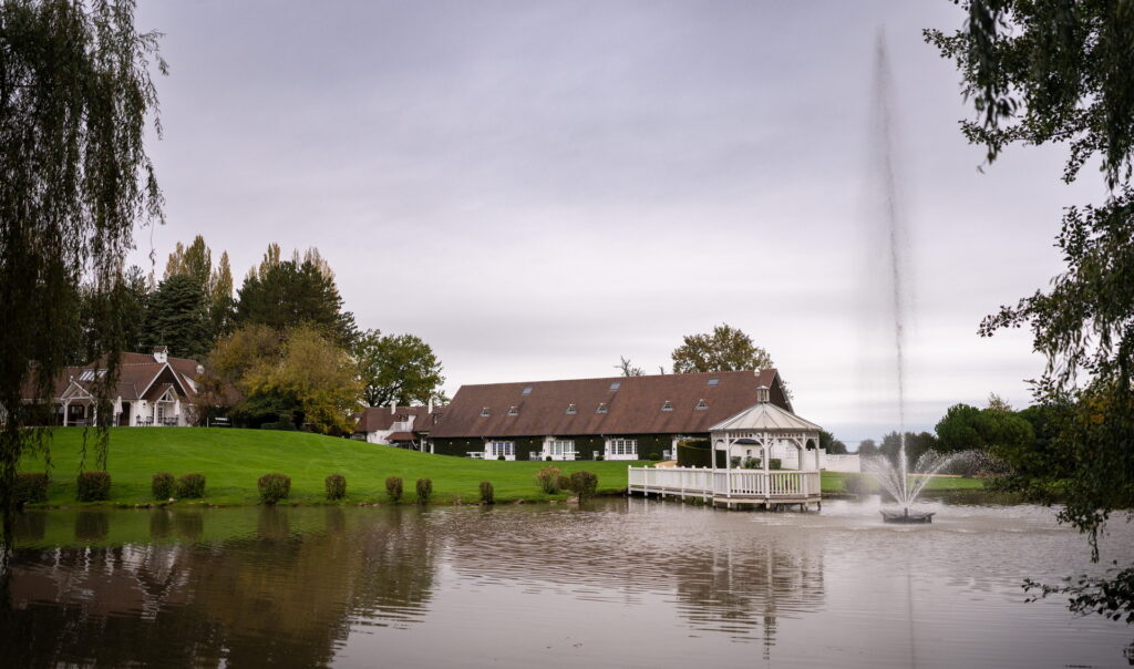 Domaine des Fontenelles depuis le parc avec son étang