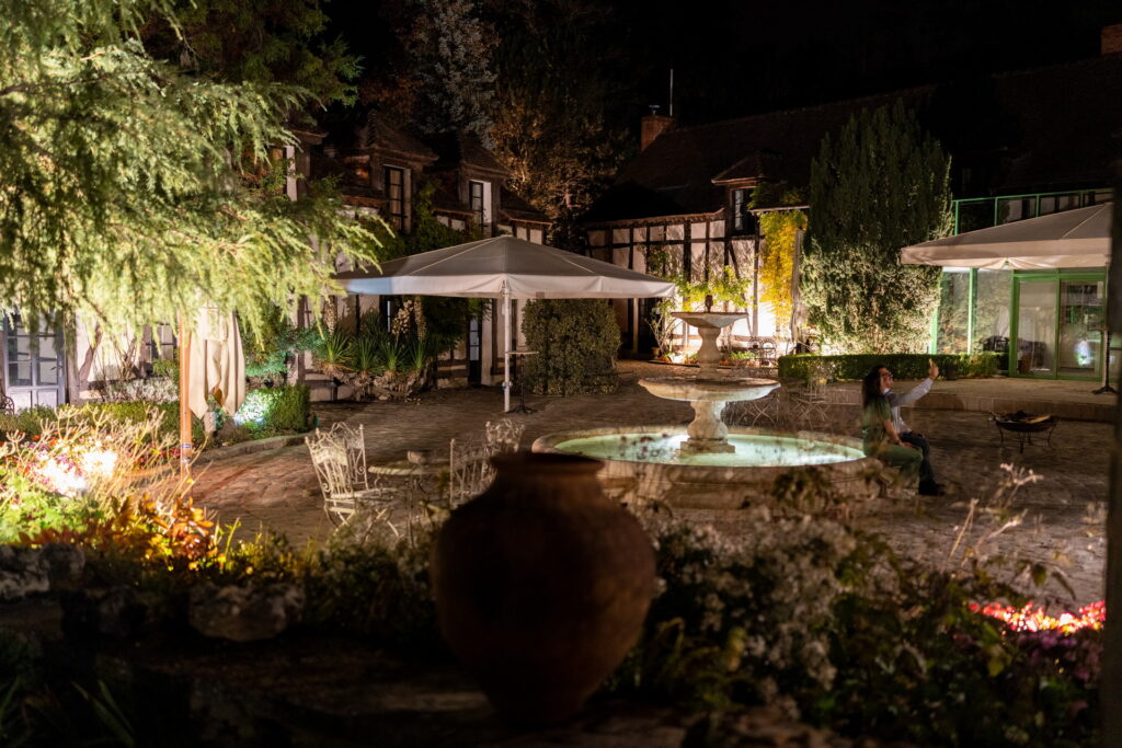 Le Hameau de nuit avec ses lumières au Domaine de la Butte Ronde