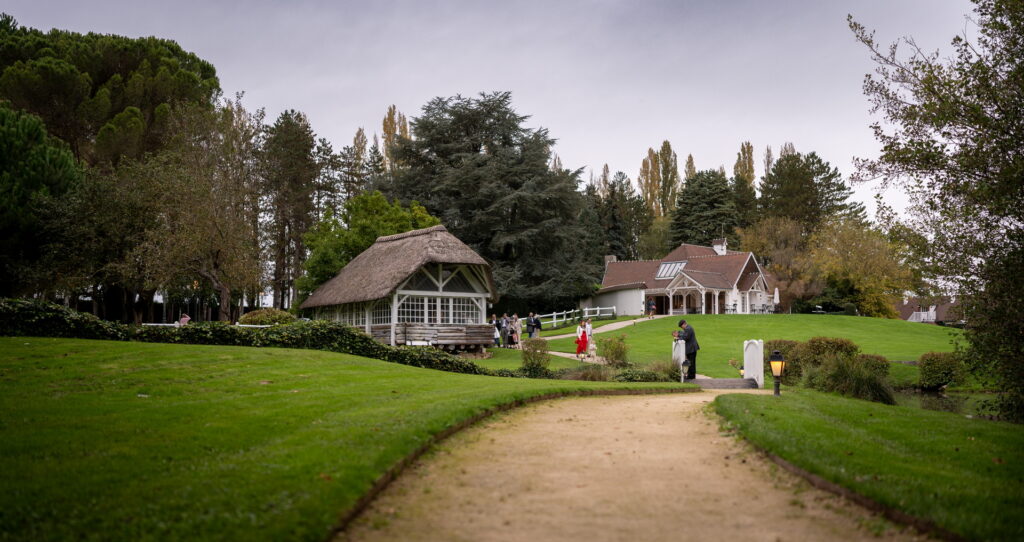 Domaine des Fontenelles avec son petit chemin à travers le parc