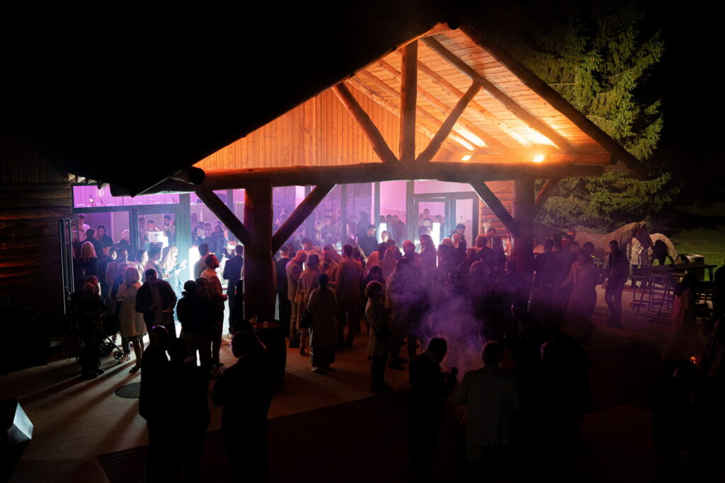 Salle Séquoia extérieur de nuit au Domaine de la Butte Ronde