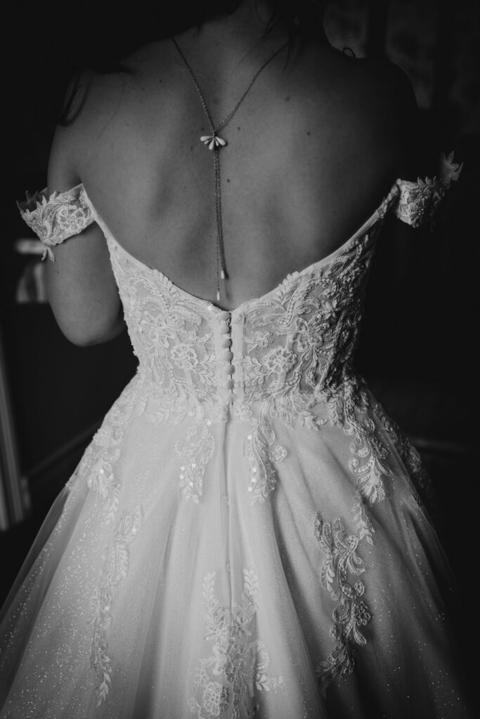 Mariée de dos avec sa magnifique robe en noir et blanc - Photographe mariage Yvelines