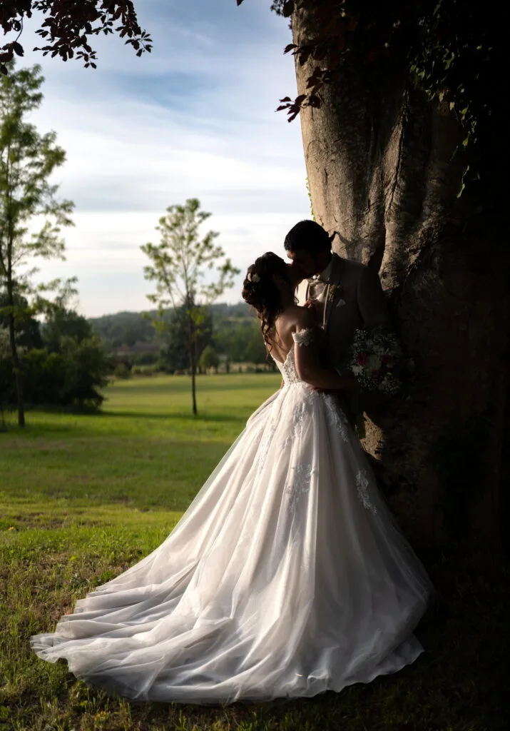 Mariés au coucher du soleil dans les Yvelines – photo de mariage romantique
